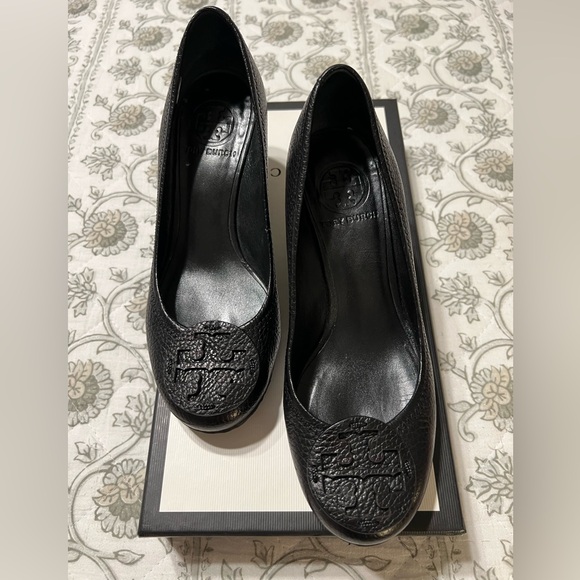 TORY BURCH SALLY WEDGE/PUMPS TUMBLED LEATHER BLACK SIZE 6 US – RETAIL $325.00 - Picture 2 of 12
